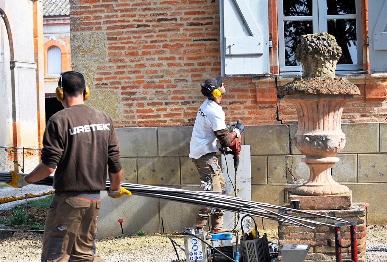 Risse im Haus Sanierung von Setzungsschäden im Mauerwerk URETEK